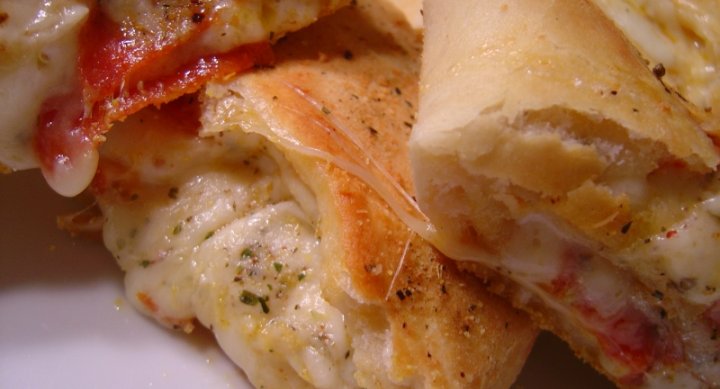 Pão divino de calabresa e queijo